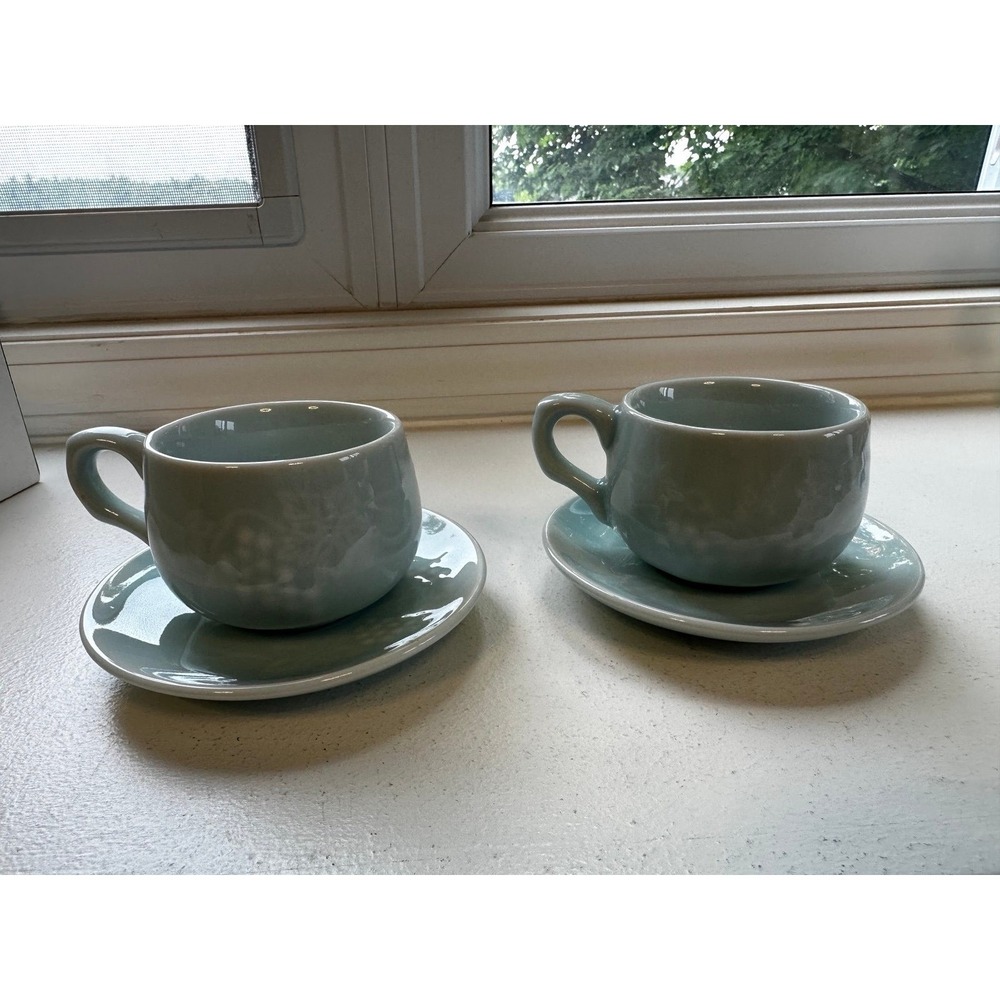 Set of Arita ware Porcelain coffee/teacups and saucers.